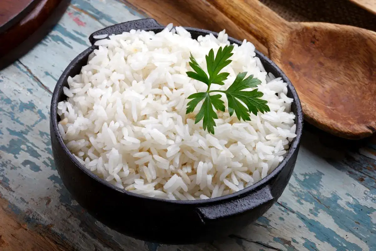 Ryż parboiled w misce i na polu