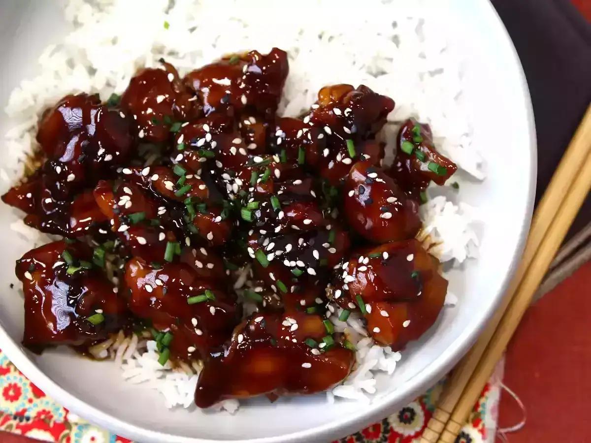 Pyszny kurczak w sosie teriyaki, posypany sezamem i szczypiorkiem, podany z ryżem. Idealny przepis na szybki obiad!