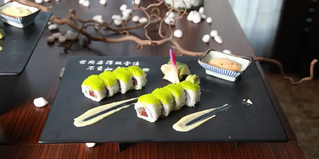 Etykieta jedzenia sushi, ludzie jedzący sushi z uśmiechem