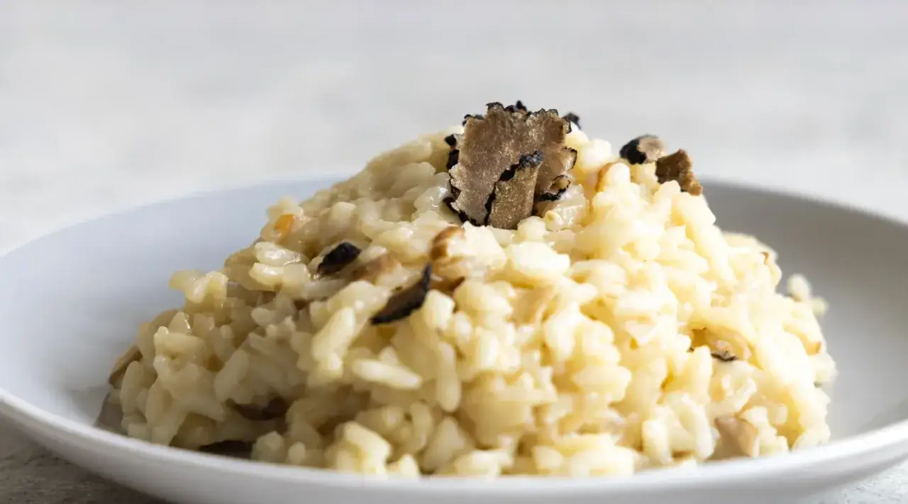 r&oacute;żne rodzaje ryżu do risotto i zwykłego