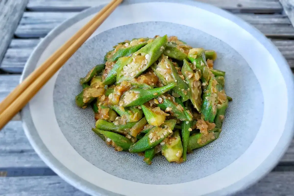 Pokrojona okra w sosie, podana z pałeczkami. Ciekawe, okra co to za warzywo?