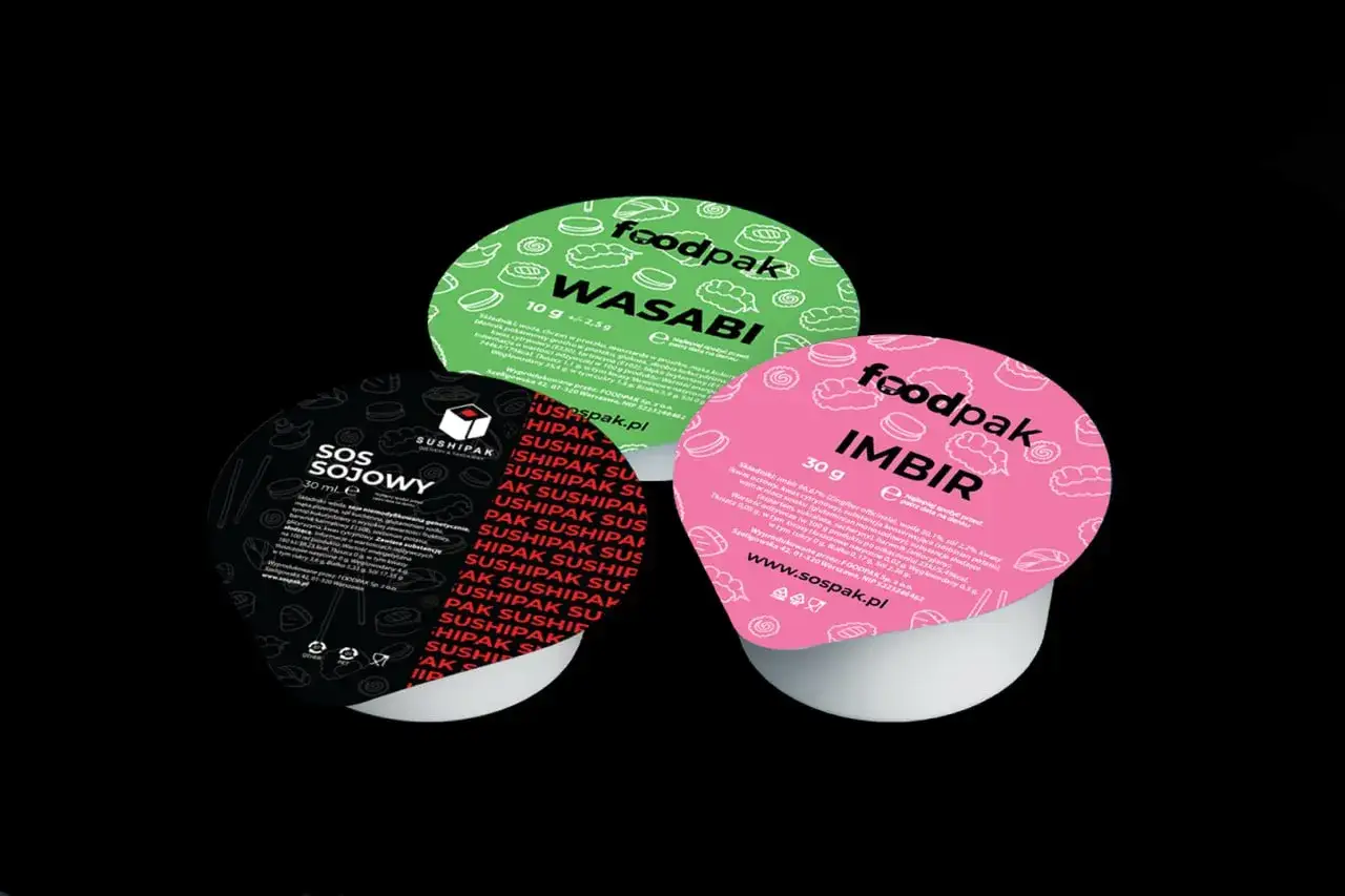 Jak prawidłowo trzymać pałeczki do sushi, dłonie trzymające pałeczki