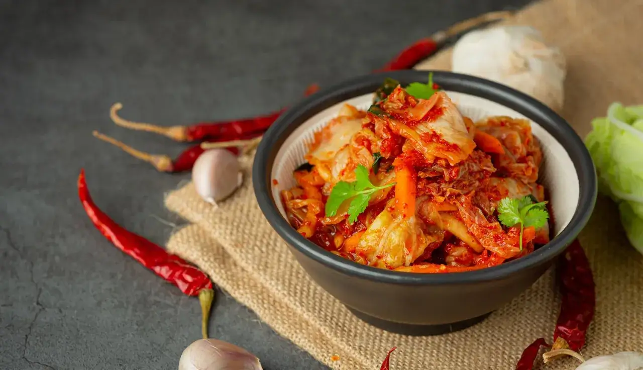 Domowe kimchi gotowe do jedzenia