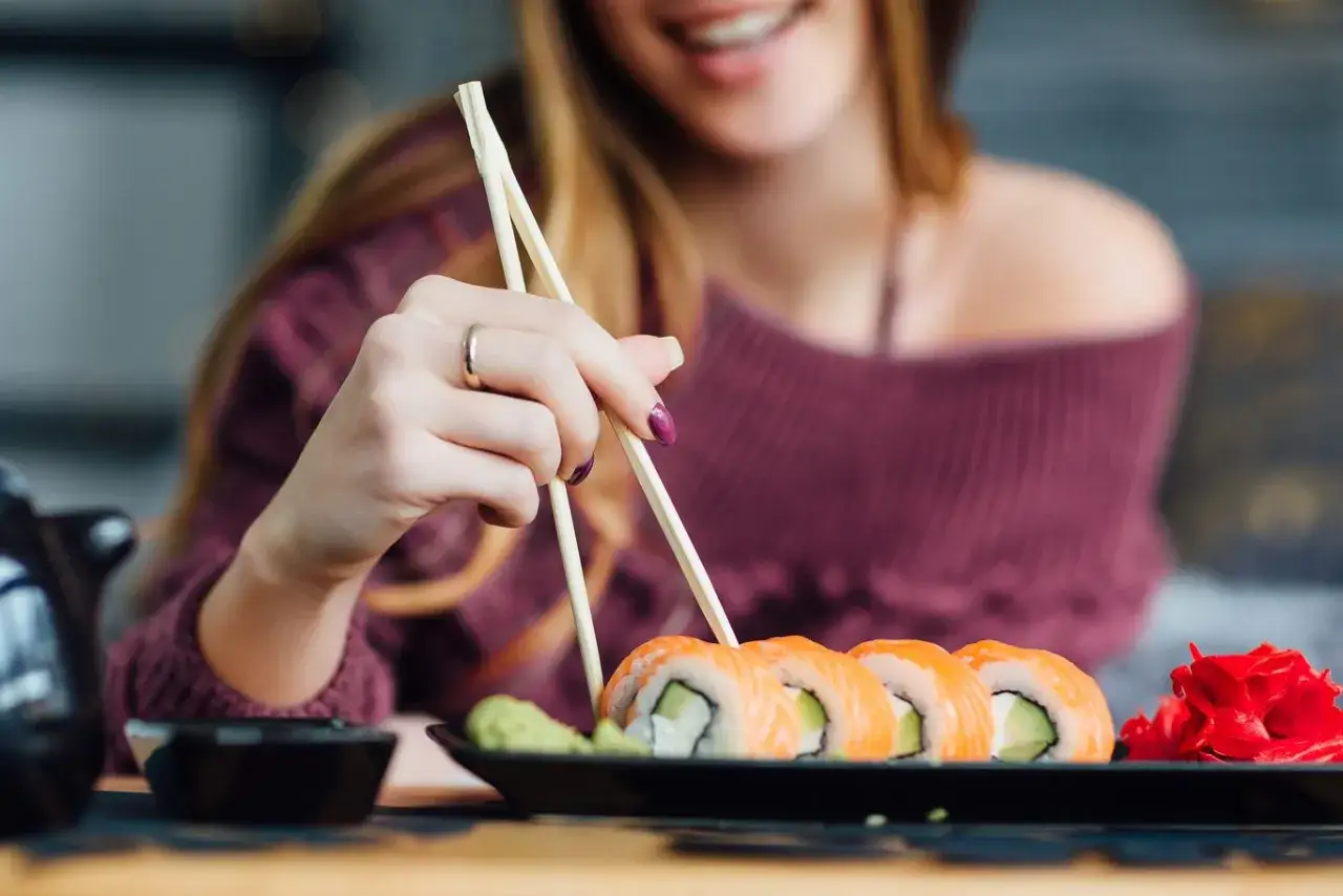 kobieta w ciąży zastanawiająca się nad sushi