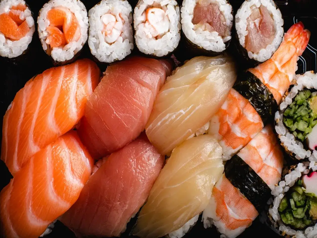 kobieta w ciąży w restauracji sushi