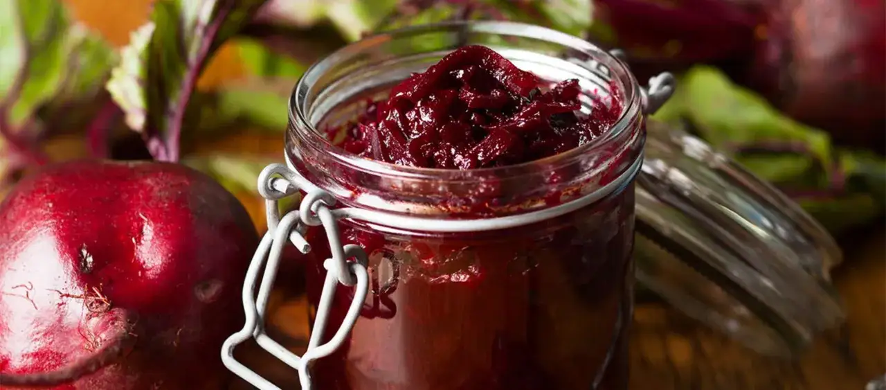 Słoik z buraczanym chutney, obok świeże buraki. Chutney co to? To aromatyczny dodatek do dań.