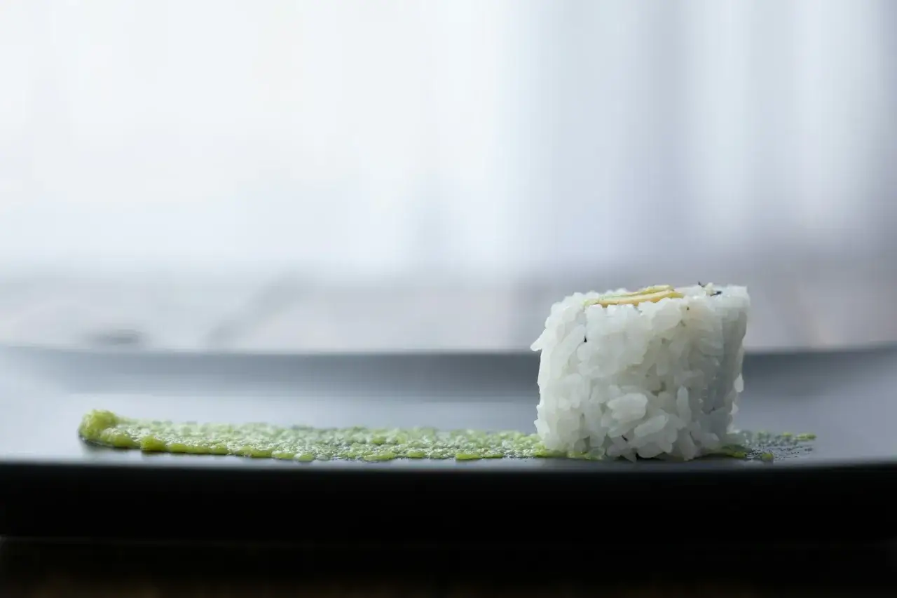 Ryż do sushi w misce z pałeczkami