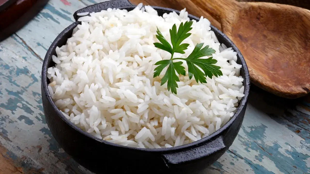 ryż basmati odpoczywający w garnku pod przykryciem