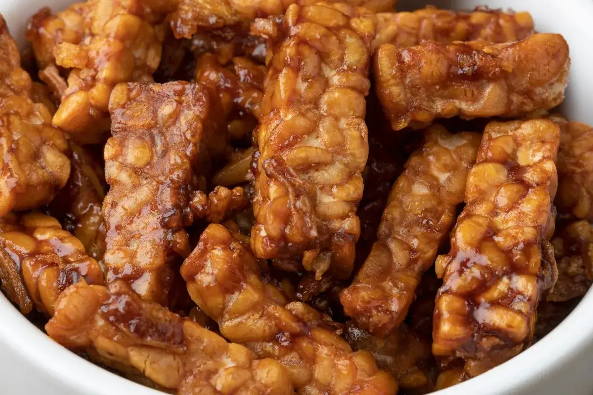 Pokrojony w paski, glazurowany tempeh, idealny do dań wegańskich. To właśnie tempeh co to jest – pyszna alternatywa dla mięsa.