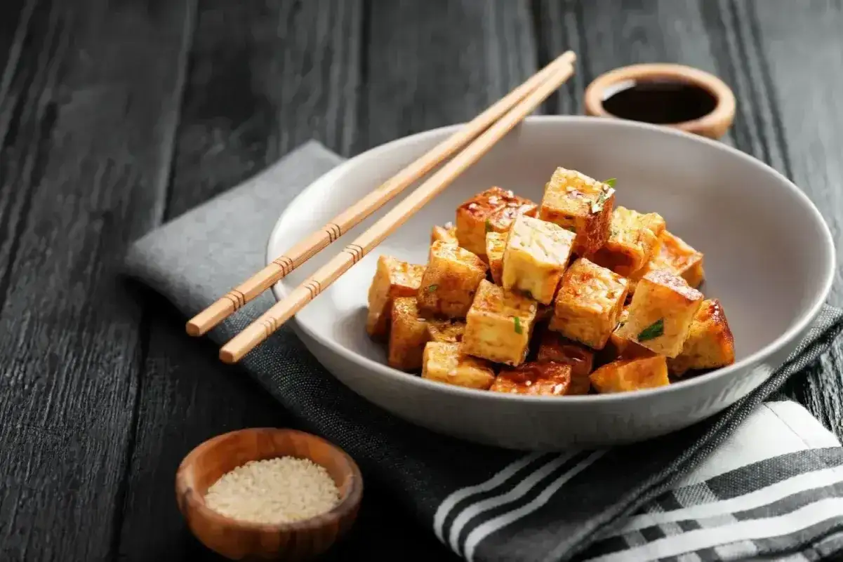 Chrupiące kostki tofu w sosie, podane z pałeczkami. Tak smakuje tofu!