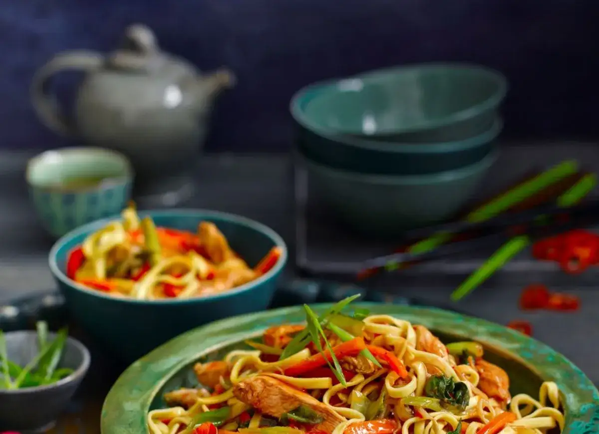 makaron chow mein na woku