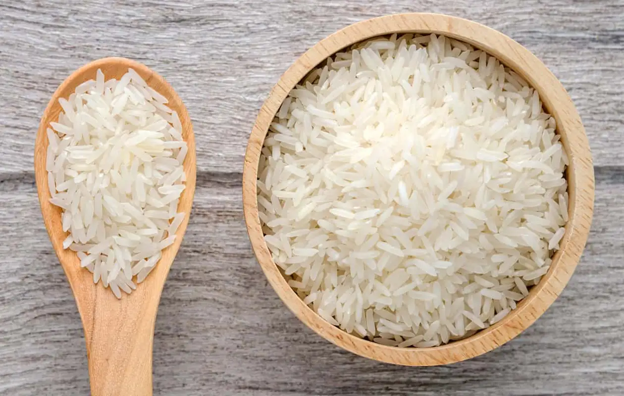 Ryż Basmati i Jaśminowy obok miski z curry