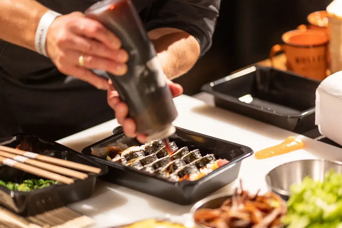 mama karmiąca jedząca sushi uśmiechnięta