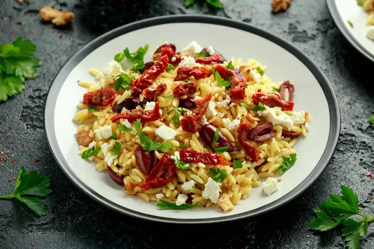 Sałatka z makaronem orzo