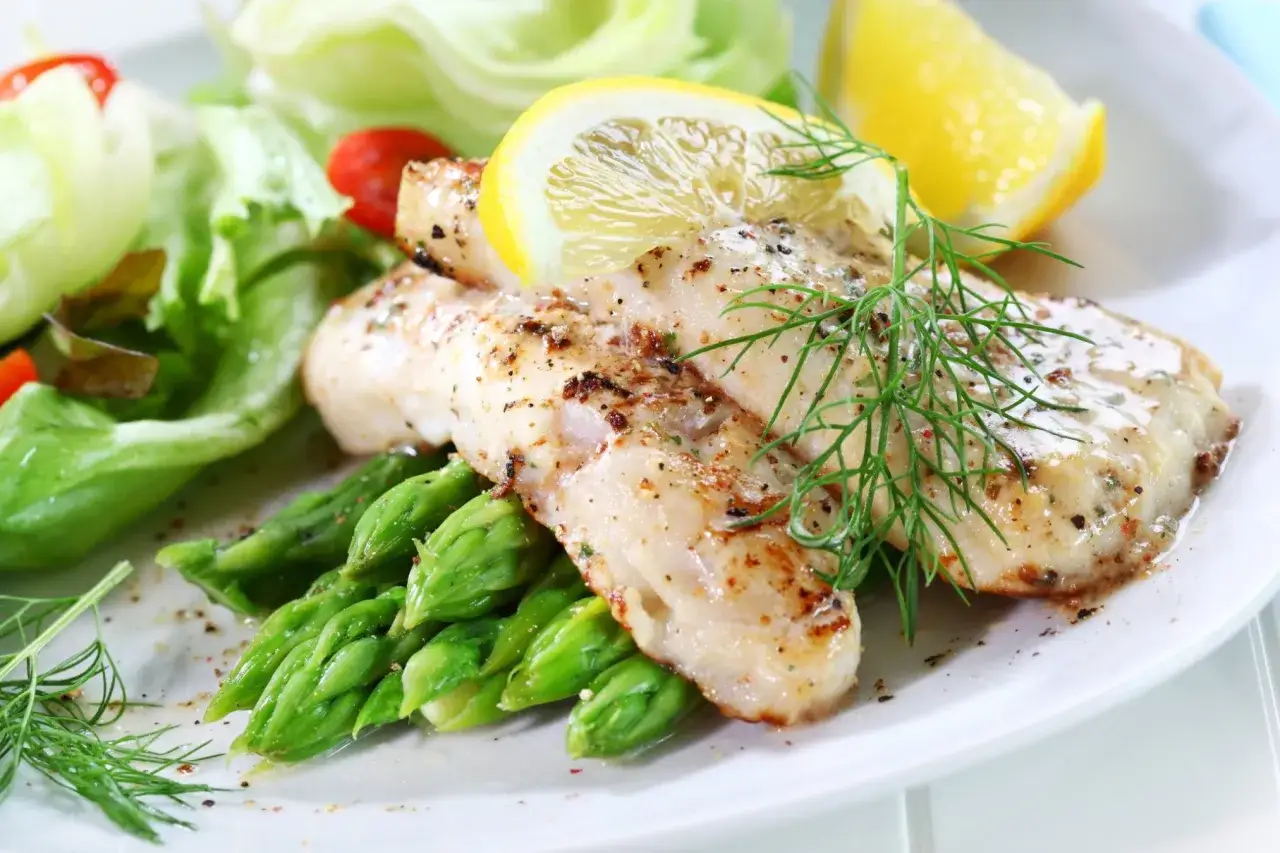 Smażony filet rybny na patelni