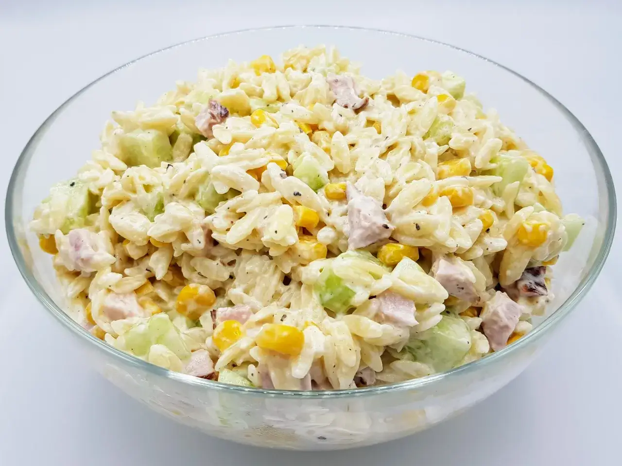 Sałatka z makaronem orzo