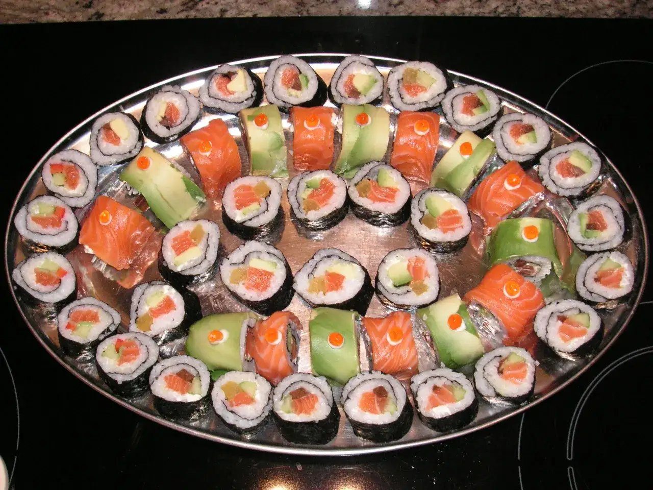 jak kroić awokado do sushi