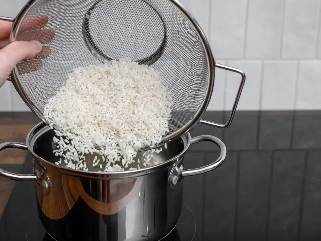 płukanie ryżu basmati w sitku pod bieżącą wodą
