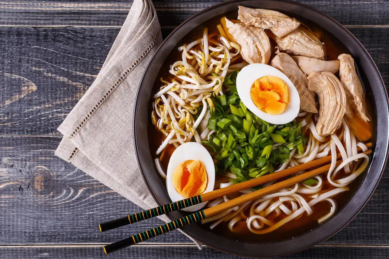Łagodny ramen w misce