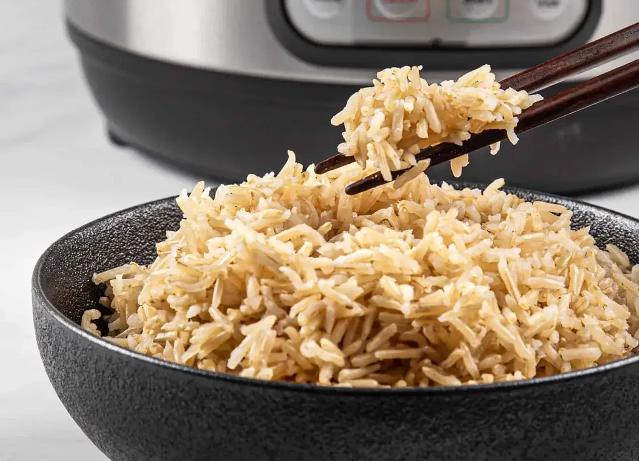 perfekcyjnie ugotowany ryż basmati na talerzu
