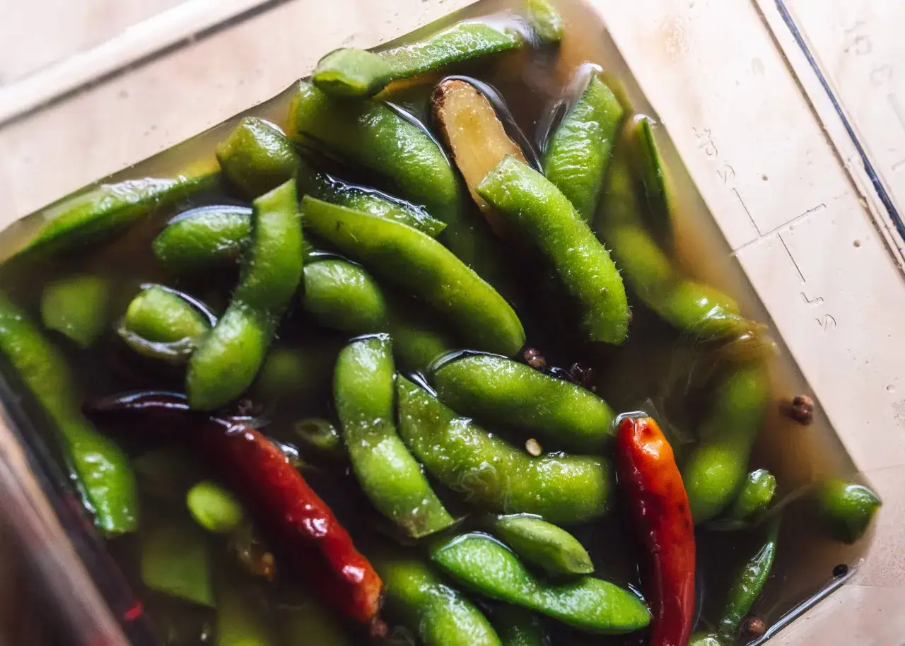 Zielone strączki edamame w zalewie z chili i imbirem. Ciekawe, co to za przysmak!
