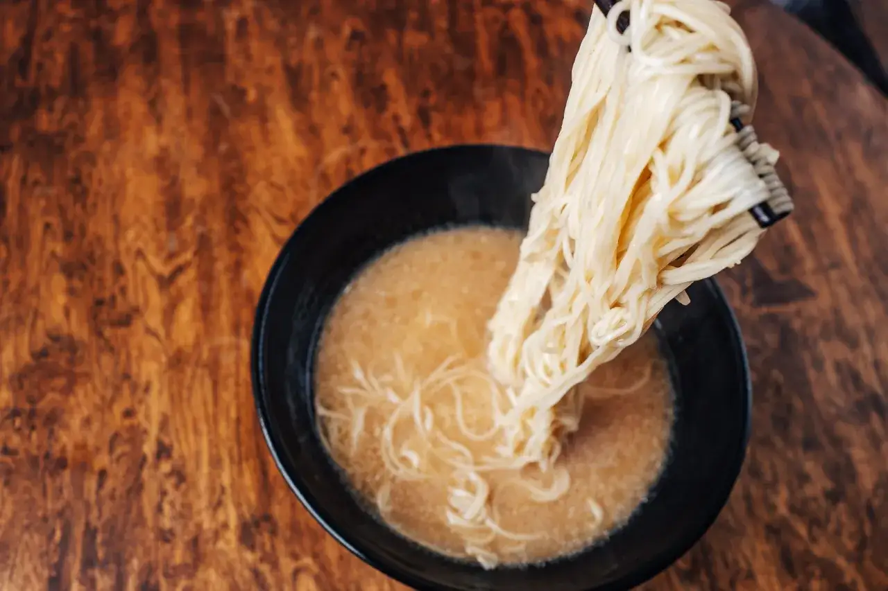 Ramen noodles texture and color