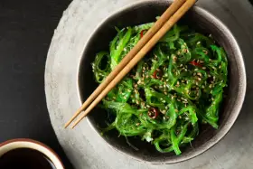 Sałatka z wodorostów wakame, posypana sezamem i chili. Zastanawiasz się wakame co to? To pyszna, zdrowa przekąska.
