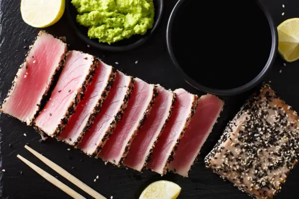 Pyszne tataki z tuńczyka w sezamie, podane z wasabi, sosem sojowym i limonką.