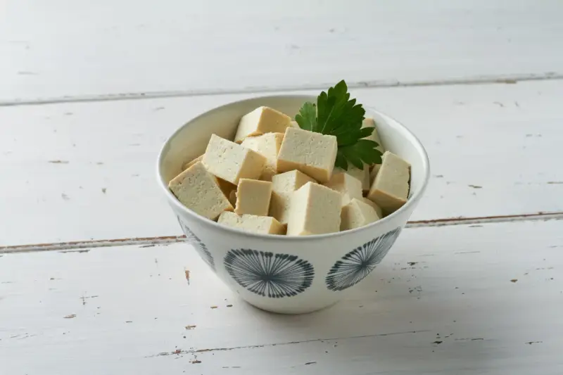 Kostki tofu w misce, gotowe do przygotowania. Dowiedz się, jak smakuje tofu i odkryj jego wszechstronność w kuchni.